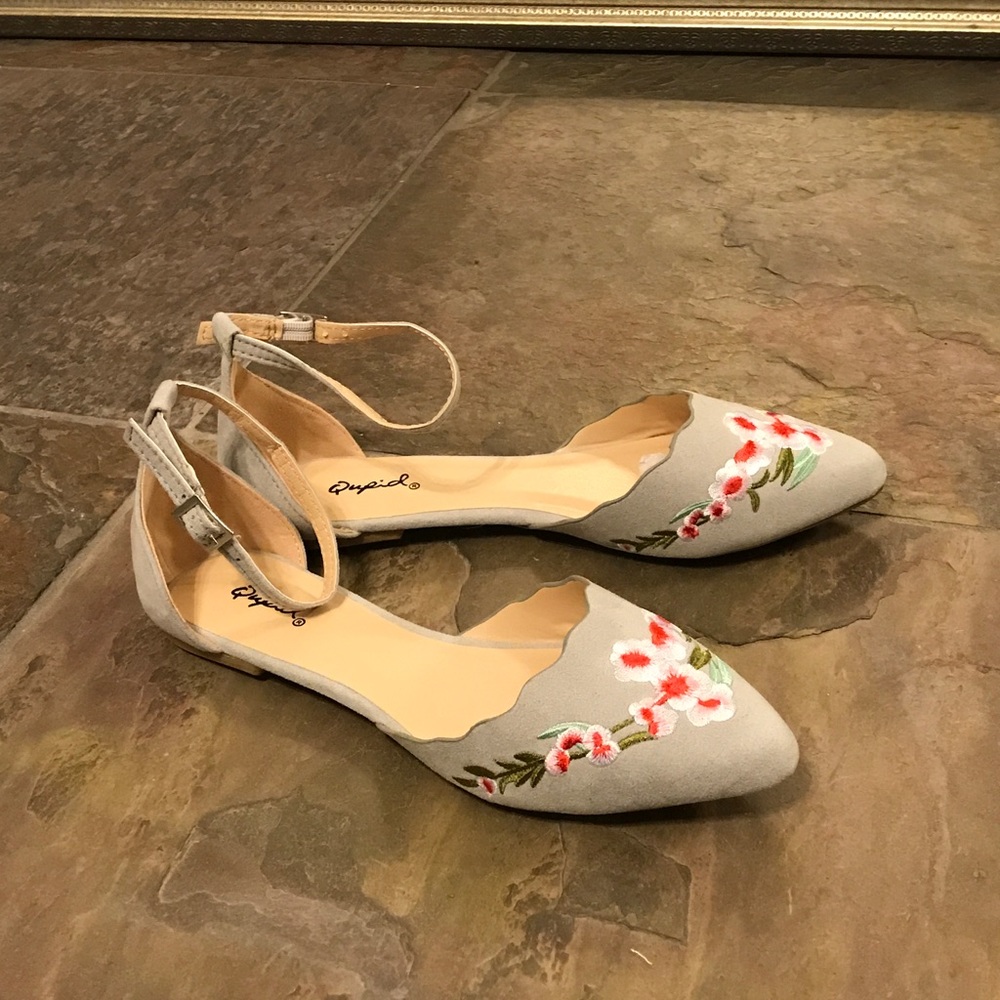 New in box! Gray suede PU floral embroidered flats - Picture 1 of 5